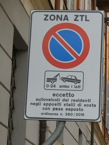 Cartello con indicazioni nuova ztl