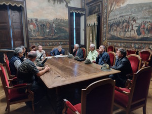 Un momento della firma del contratto