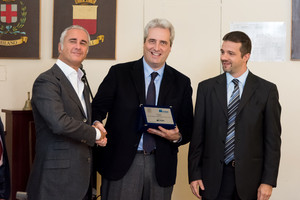 Filippo Bernocchi, delegato Anci a Energia e Rifiuti, premia il Sindaco Federico Borgna e l’Assessore all’Ambiente del Comune di Cuneo Davide Dalmasso