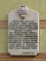la lapide in memoria dei Caduti di tutte le guerre