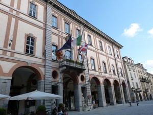 Il balcone del Municipio di Cuneo con la bandiera esposta
