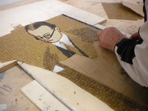 il lavoro di costruzione dei mosaici