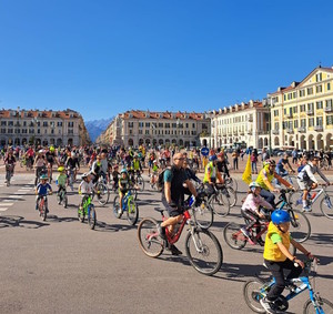 piazza Galimberti invasa di ciclisti