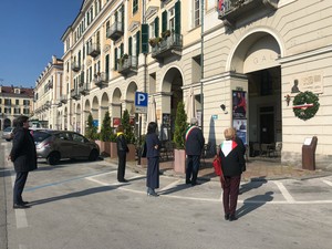 un momento di raccoglimento davanti  al Museo casa Galimberti