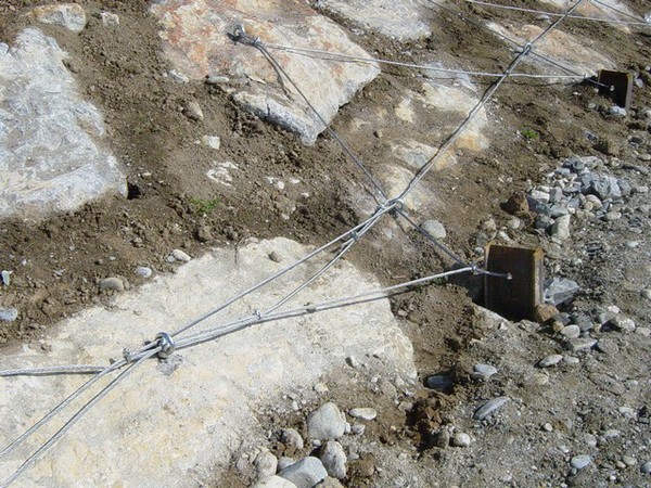 Un particolare della scogliera del Torrente Grana - Via Macagno
