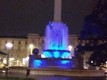la fontana della stazione colorata di blu