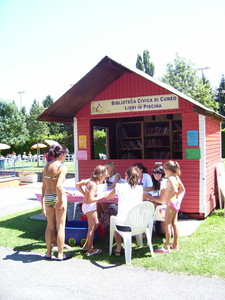 La casetta della biblioteca in piscina
