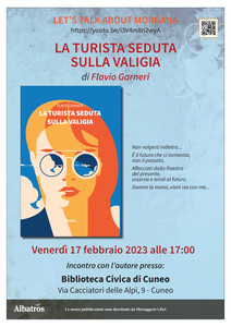 La turista seduta sulla valigia
