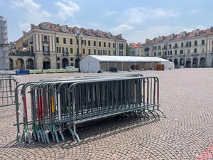 Allestimento del villaggio in piazza Galimberti