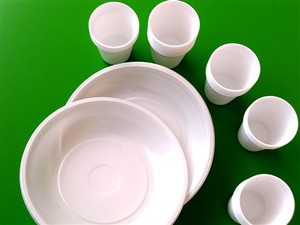 Piatti e bicchieri di plastica