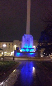 la fontana della stazione colorata di blu