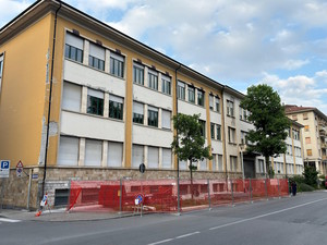 Le prime recinzioni montate attorno alla scuola Einaudi
