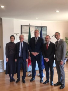 Nella foto il sindaco Federico Borgna, l’Assessore Serale, la Direttrice Enit in Corea Song Eui Lee, l’Ambasciatore italiano a Seul Federico Failla e il Direttore della Camera di Commercio italiana a Seul Jacopo Giuman