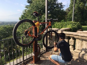 Stazione di manutenzione e gonfiaggio per biciclette