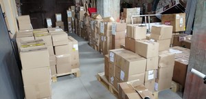 scatole di mascherine già divise e pronte per la distribuzione