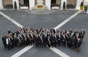 il Presidente del Consiglio, Paolo Gentiloni con il gruppo di sindaci firmatari