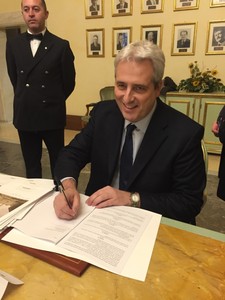 il Sindaco di Cuneo Federico Borgna firma la convenzione per il Bando Periferie
