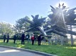 un momento di raccoglimento davanti al Monumento della Resistenza