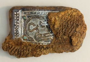 Placchetta ageminata dalla tomba 331 con tracce di tessuto mineralizzato, foto Docilia s.n.c.