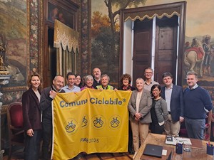 immagine del momento della consegna della bandiera