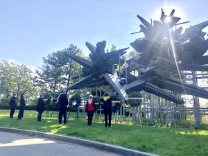 un momento di raccoglimento davanti al Monumento della Resistenza