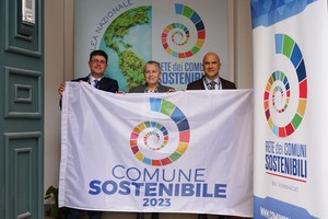 foto della consegna della Bandiera Comune sostenibile alla sindaca Patrizia Manassero e all’assessore alla pianificazione strategica Alessandro Spedale da parte del presidente della Rete Comuni sostenibili Valerio Lucciarini De Vincenzi, Roma 3 marzo 2023