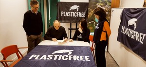 Il momento della firma del Protocollo d’Intesa tra il Comune di Cuneo, il Parco Fluviale Gesso e Stura e la Plasticfree Onlus