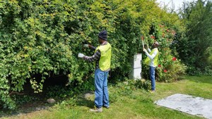 Migranti al lavoro nei giardini C. Invernizzi
