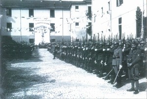 1940 - Cuneo: truppe schierate nella Caserma Carlo Emanuele III (Archivio Ist. Storico della Resistenza - Cuneo e Provincia - fondo Pilla)