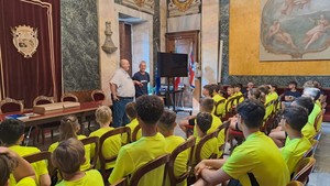 La Giunta coi ragazzi nel Salone d’Onore