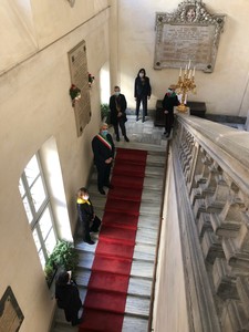 un momento di caccogliemento davanti la lapide al camerata Kesserling sullo scalone del Palazzo Municipale