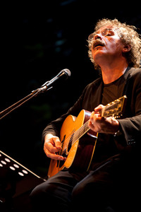 Gianmaria Testa durante un concerto al teatro civico Toselli