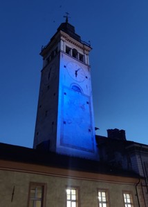 La Torre Civica illuminata di blu