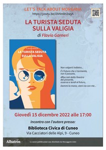 La turista seduta sulla valigia