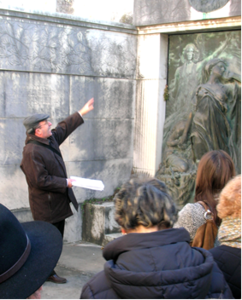 Giovanni Cerutti durante una visita guidata al cimitero