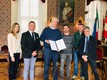 Il momento della consegna del premio