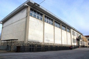 La facciata della scuola di Madonna dell'Olmo
