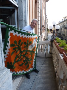 Il Sindaco Borgna con la bandiera della Contrada della Selva