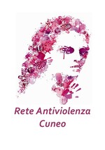 volto di donna disegnato con impronte di mani e di scarpe