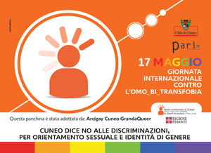 la targa posizionata sulla panchina