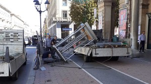 Rimozione cabina in corso Nizza