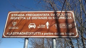 Cartello stradale per la sicurezza dei ciclisti