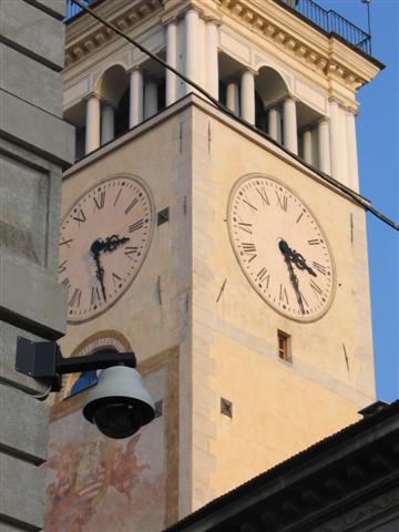 Telecamera su sfondo della torre civica comunale