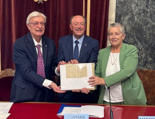 Il professor Tardivo consegna la lettera di Mazzini alla Sindaca di Cuneo Patrizia Manassero